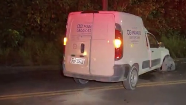 Urgente: família fica ferida em grave acidente com carro da Águas de Manaus no Distrito Industrial