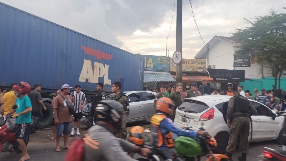 Urgente: carreta desgovernada atinge vários carros e invade drogaria na av. Rodrigo Otávio; veja vídeos