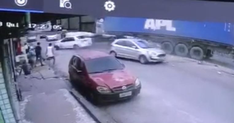Veja o momento em que carreta sai arrastando carros e invade drogaria em Manaus