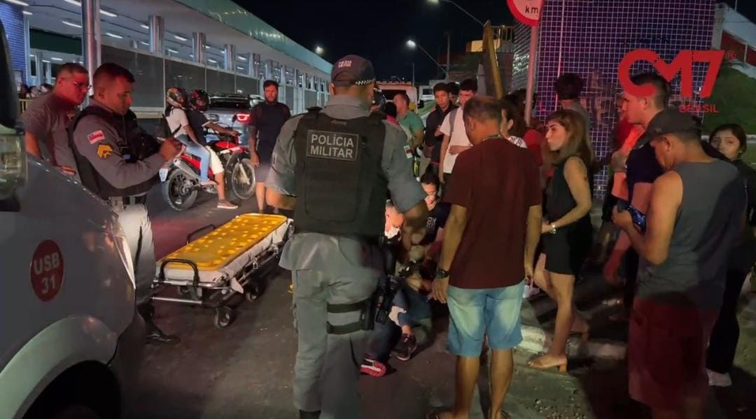 Bandidos derrubam mulher de moto em movimento durante tentativa de assalto, em Manaus