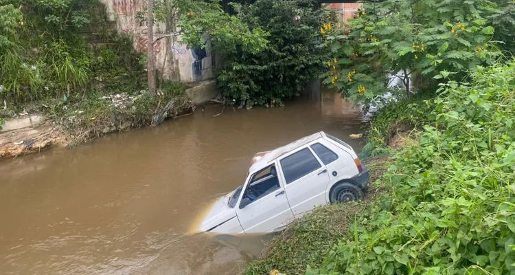 Casal despenca com carro em igarapé em Manaus