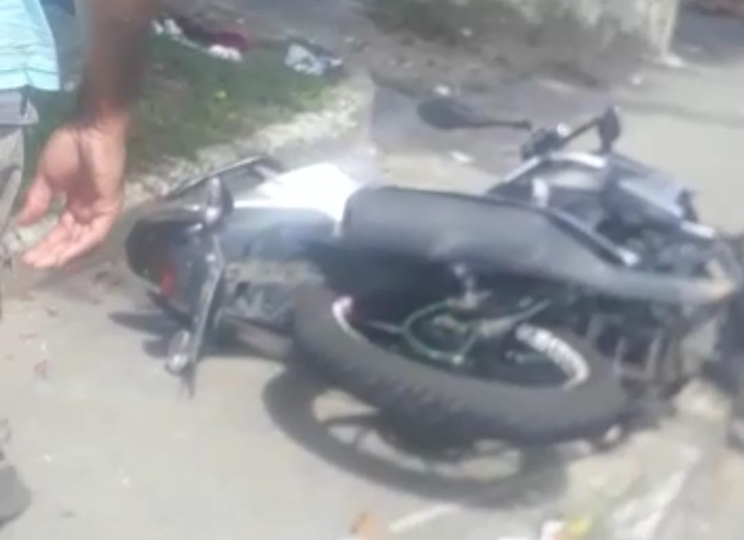 Motoqueiro fica gravemente ferido ao colidir com carro, em Manaus; veja vídeo