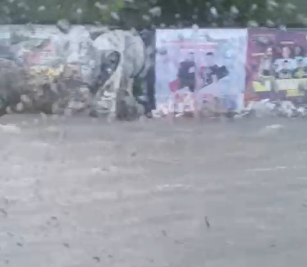 Forte chuva gera alagamento e atrapalha trânsito na avenida Mário Ypiranga, em Manaus; veja vídeo
