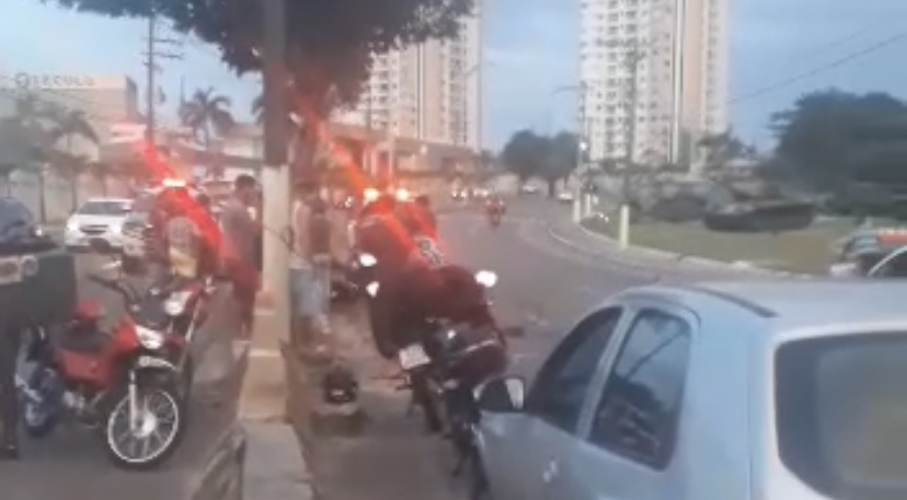 Urgente: motoqueiro sofre acidente e morre na Ponta Negra; veja vídeo