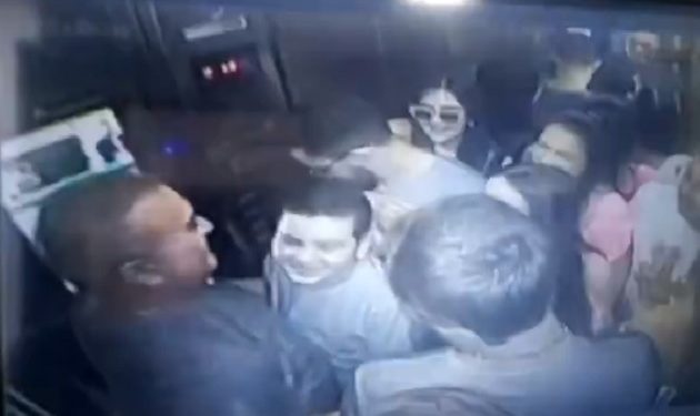 Elevador com 11 pessoas despenca e deixa três feridos; veja vídeo