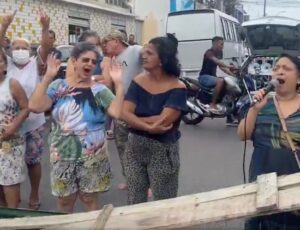 'Senhorinhas do São Raimundo' montam barricada e expulsam equipes da Amazonas Energia; veja vídeo