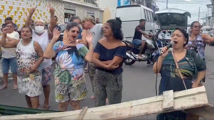‘Senhorinhas do São Raimundo’ montam barricada e expulsam equipes da Amazonas Energia; veja vídeo