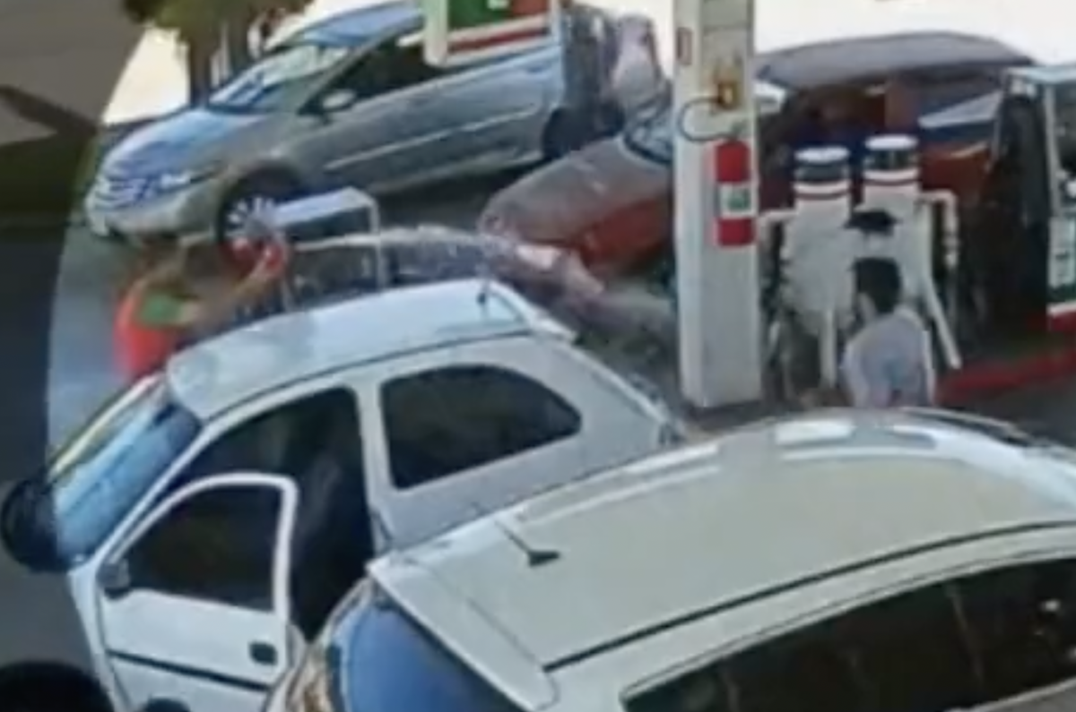 Frentista joga combustível e ateia fogo em cliente após discussão em posto de gasolina; veja vídeo