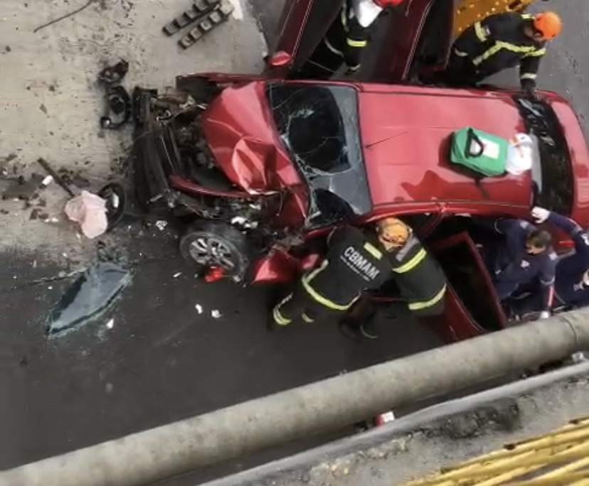 Urgente: grave acidente entre três carros deixa vítimas presas às ferragens na Max Teixeira; veja vídeo
