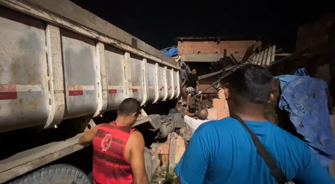 Morre ajudante que foi perfurado por estaca após caçamba colidir com residência, em Manaus