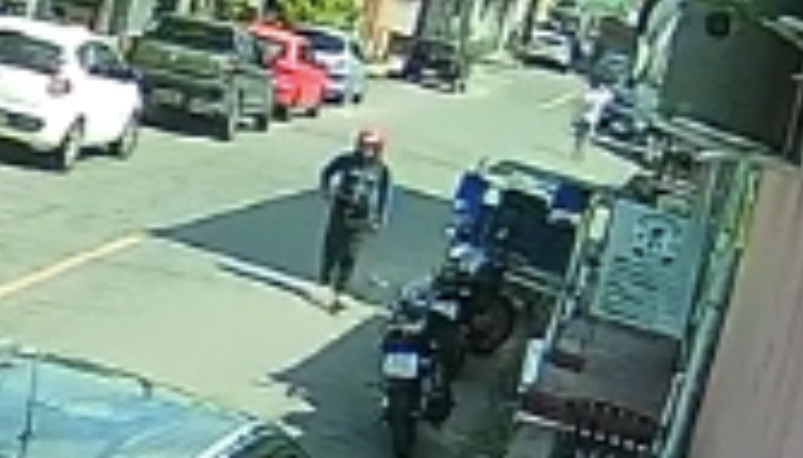 Veja o momento em que matad0r de aluguel invade barbearia para execut4r jovem no Coroado