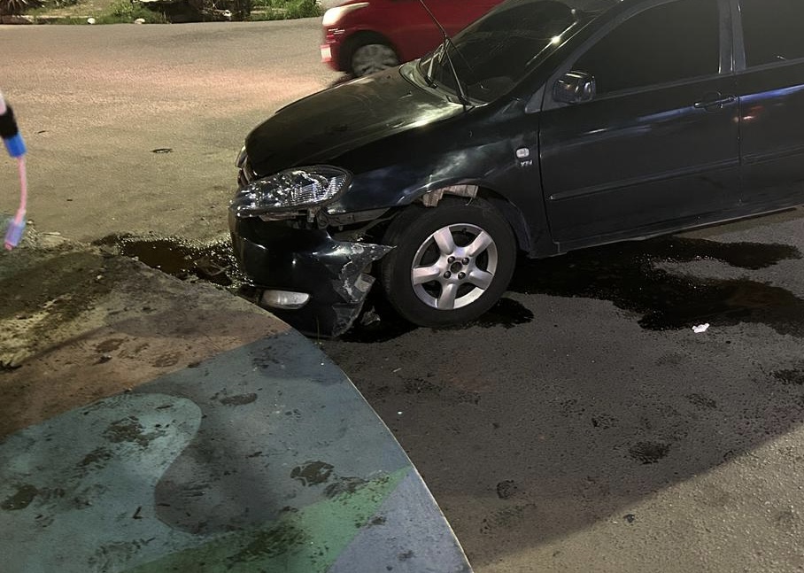 Dupla de amigos enche a cara e sofre grave acidente de carro na avenida Autaz Mirim