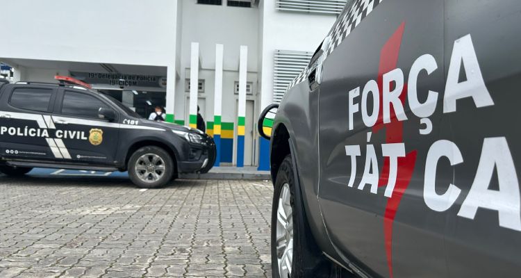 Força Tática prende quatro pessoas com 50 kg de drogas no Porto São Raimundo; veja vídeo