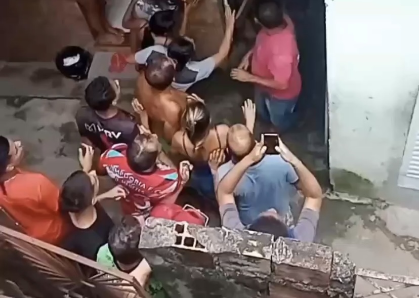 Homem é espancad0 por moradores após tentar sequestrar criança no Mauazinho; veja vídeos