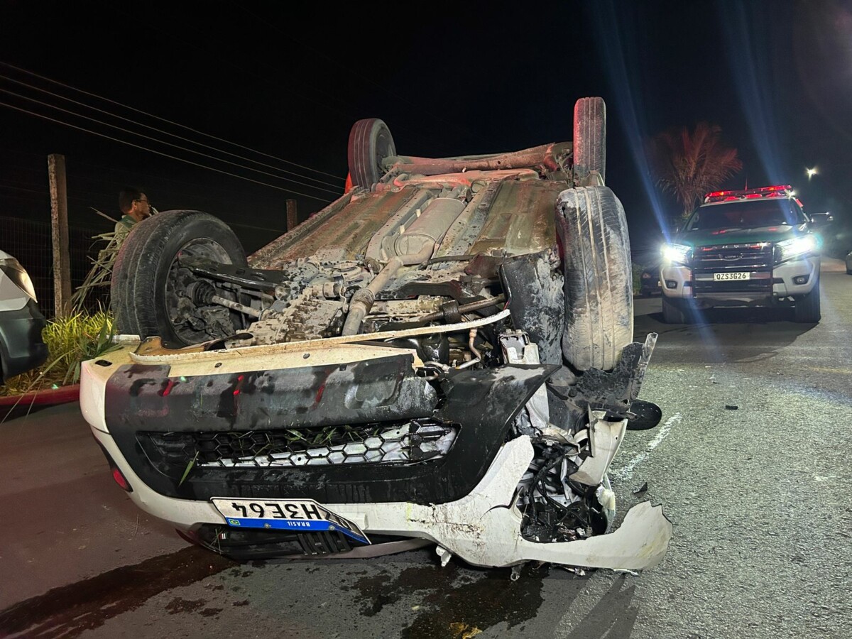 Urgente: casal embriagado capota carro na estrada do Puraquequara