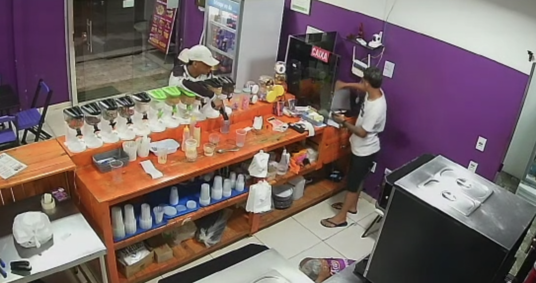 Audácia: bandidos fazem arrastão em ponto de Açaí e humilham funcionário, em Manaus; veja vídeo