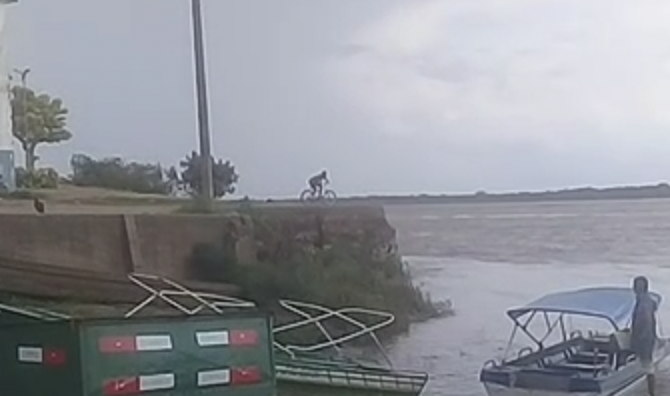 Jovem faz mergulho radical ao pular com sua bicicleta no rio; veja vídeo