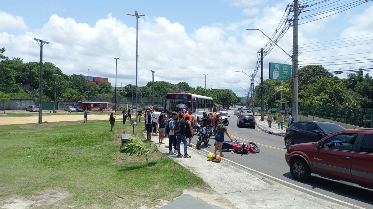 Motoqueiro quase morre esmagado por ônibus no Distrito; veja vídeos