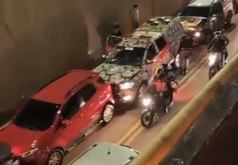 Prejuízo: adolescente pega picape do pai escondido, bate em viatura e atinge mais três carros na av. Darcy Vargas; veja
