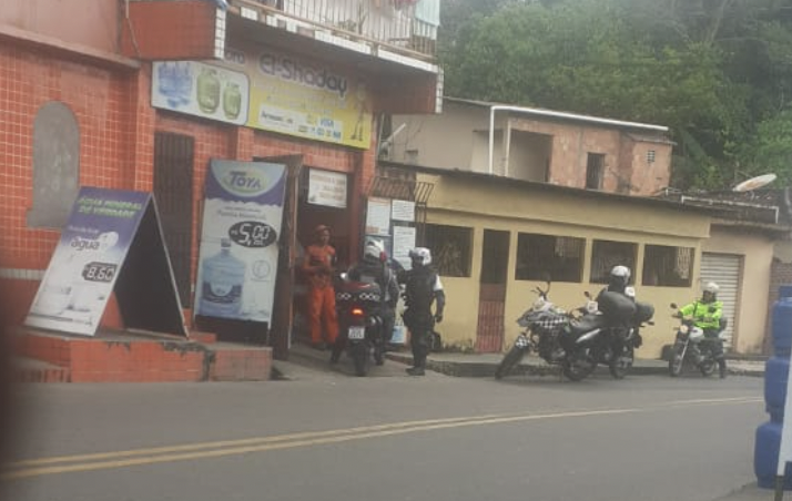 Pagou de doido: motoqueiro enfrenta polícia e foge em alta velocidade em Manaus; veja vídeo