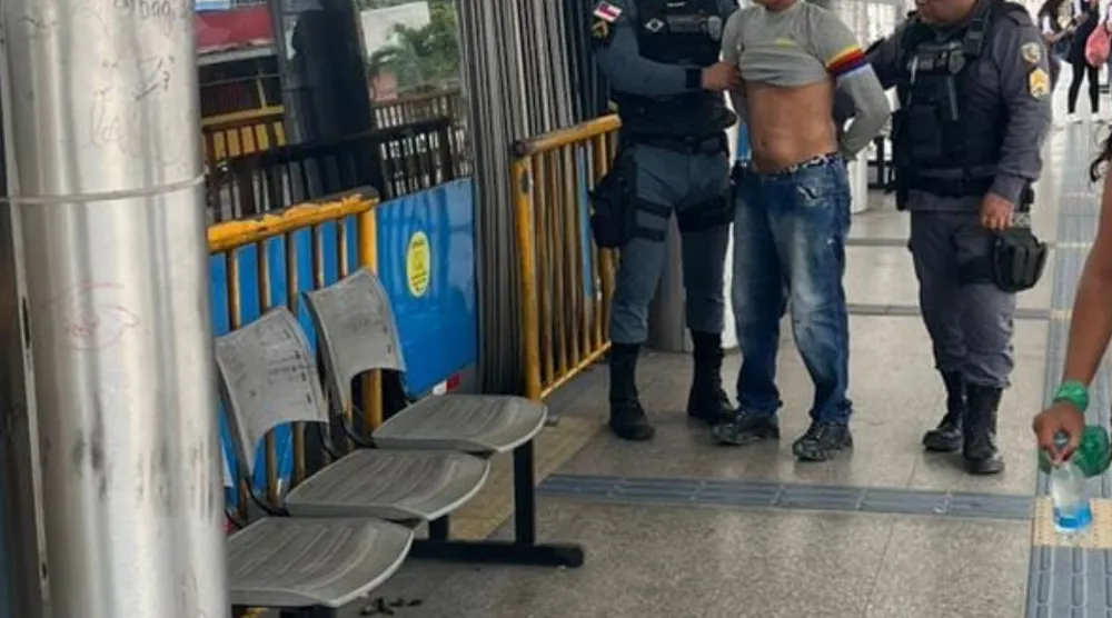 Pervertido é flagrado mostrando o p3nis para passageira dentro do ônibus 640 em Manaus