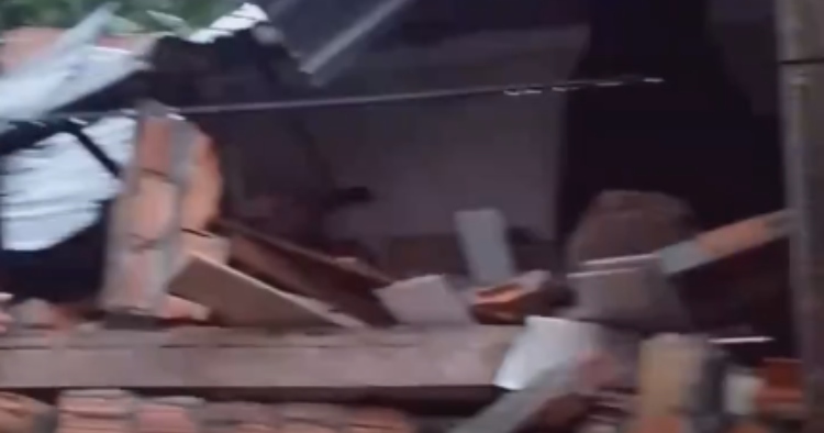 Crianças ficam soterradas após forte chuva no bairro Zumbi; veja vídeo