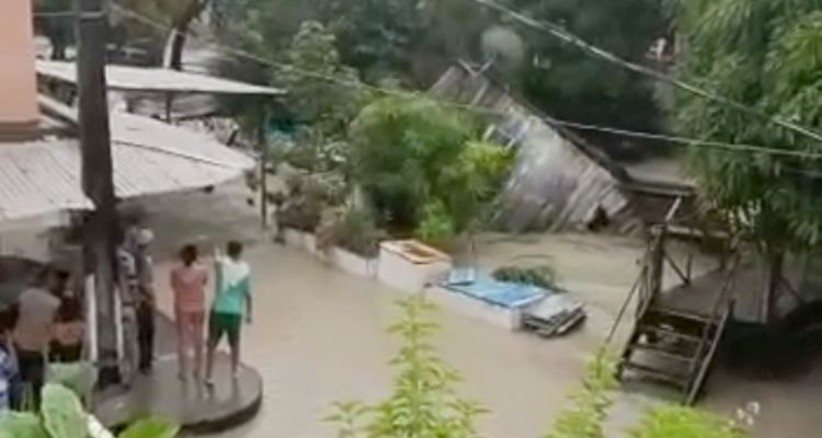 Casas são arrastadas na Avenida Manaus 2000 durante temporal; veja vídeo