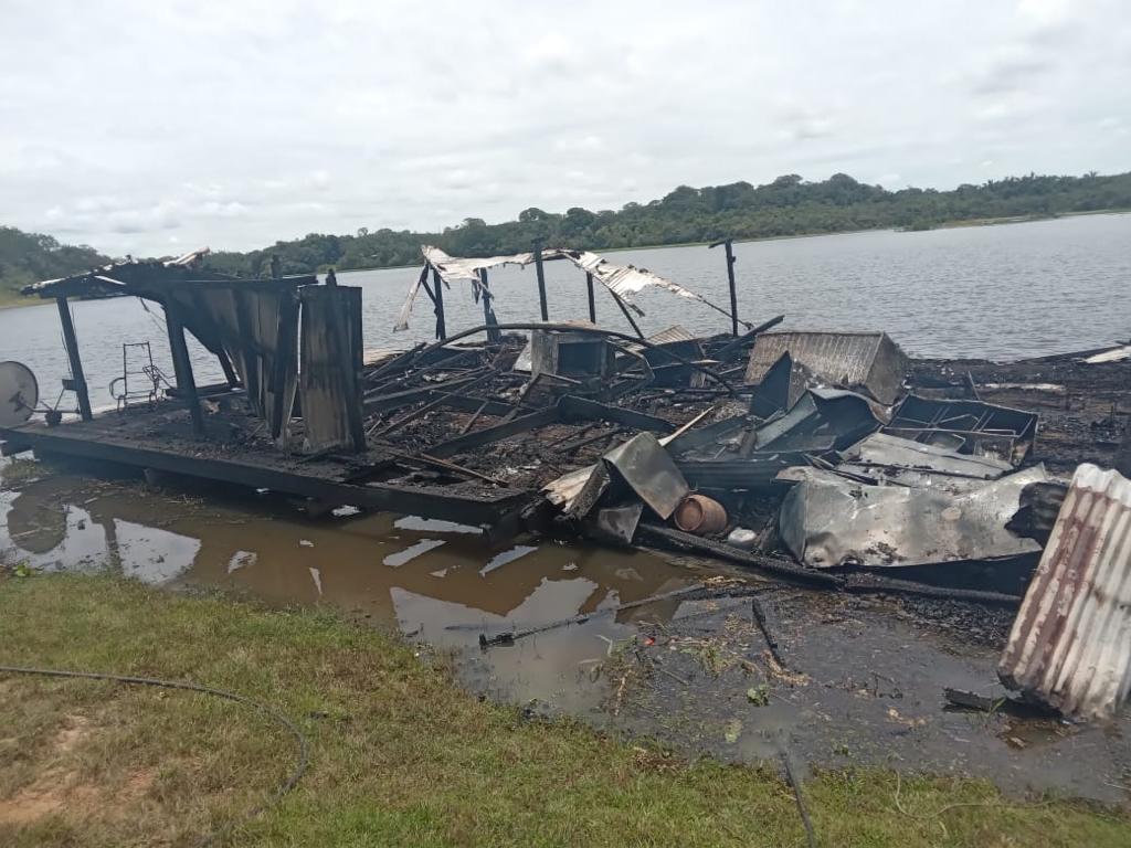 Homens têm queimaduras de 2° grau após flutuante pegar fogo no interior do Amazonas; veja vídeo
