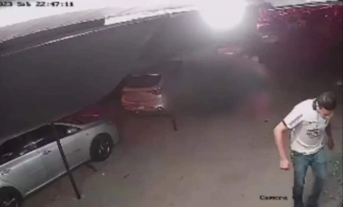 Empresário vai armado até o comércio da ex, destrói tudo e tenta matá-la; veja vídeo