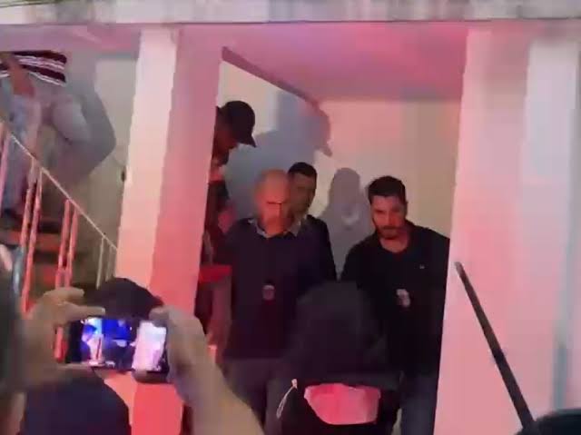 Adolescente que mat0u professora e atacou colegas em escola deixa delegacia pela porta dos fundos