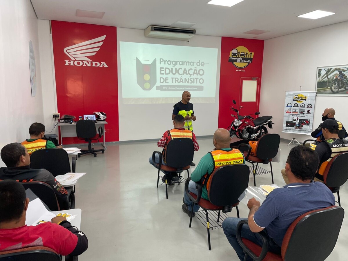 Prefeitura investe em segurança viária e oferece curso de pilotagem defensiva para mototaxistas de Manaus