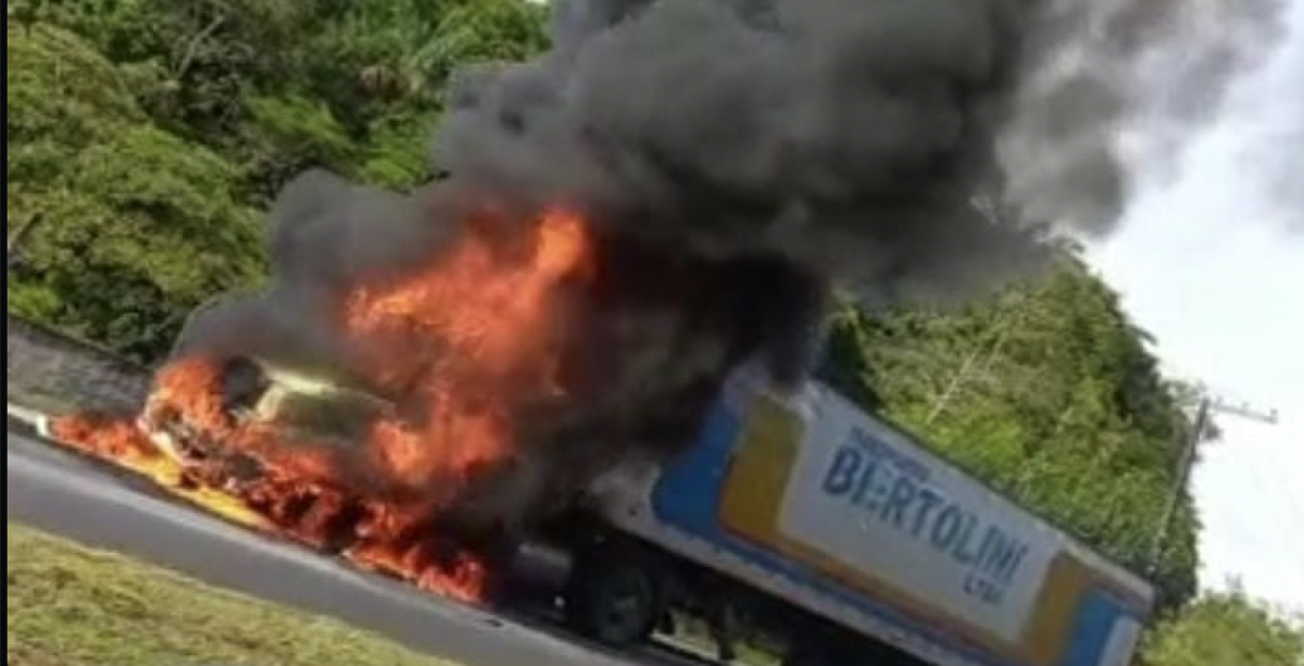 Carreta fica destruída por incêndio na avenida do Turismo, em Manaus; veja vídeos