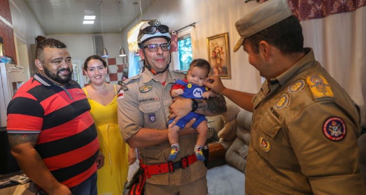 Família agradece equipe do Corpo de Bombeiros por salvamento de bebê em Manaus