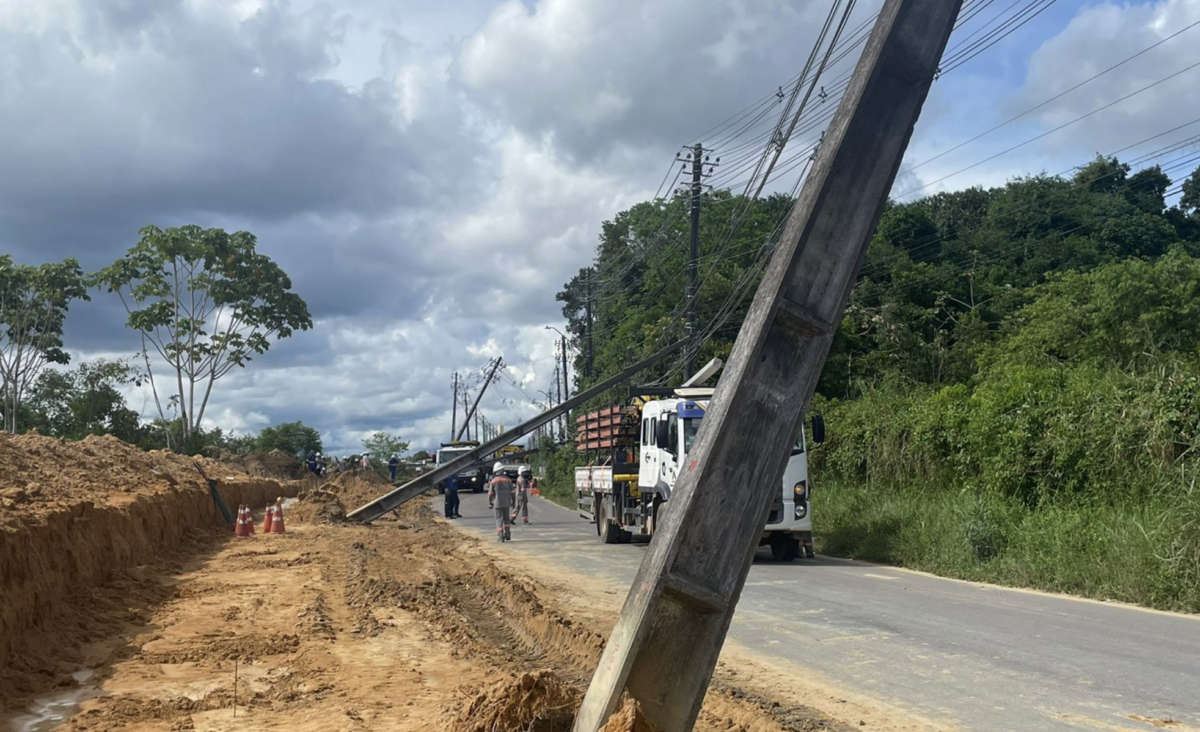 Poste tomba e causa transtorno no conjunto Tiradentes, em Manaus; veja vídeo