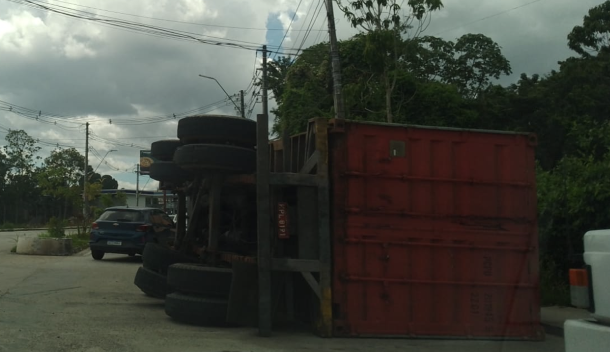 Urgente: Carreta tomba na Bola da Suframa e causa transtorno no trânsito, em Manaus; veja
