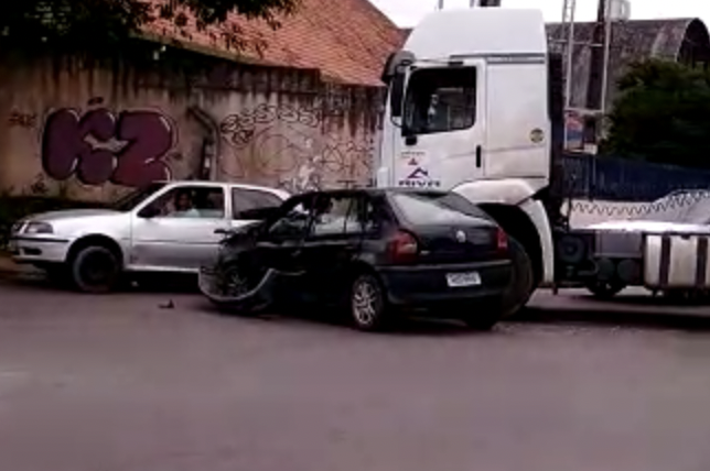 Carro fica destruído ao colidir com carreta no conjunto Galileia; veja vídeo