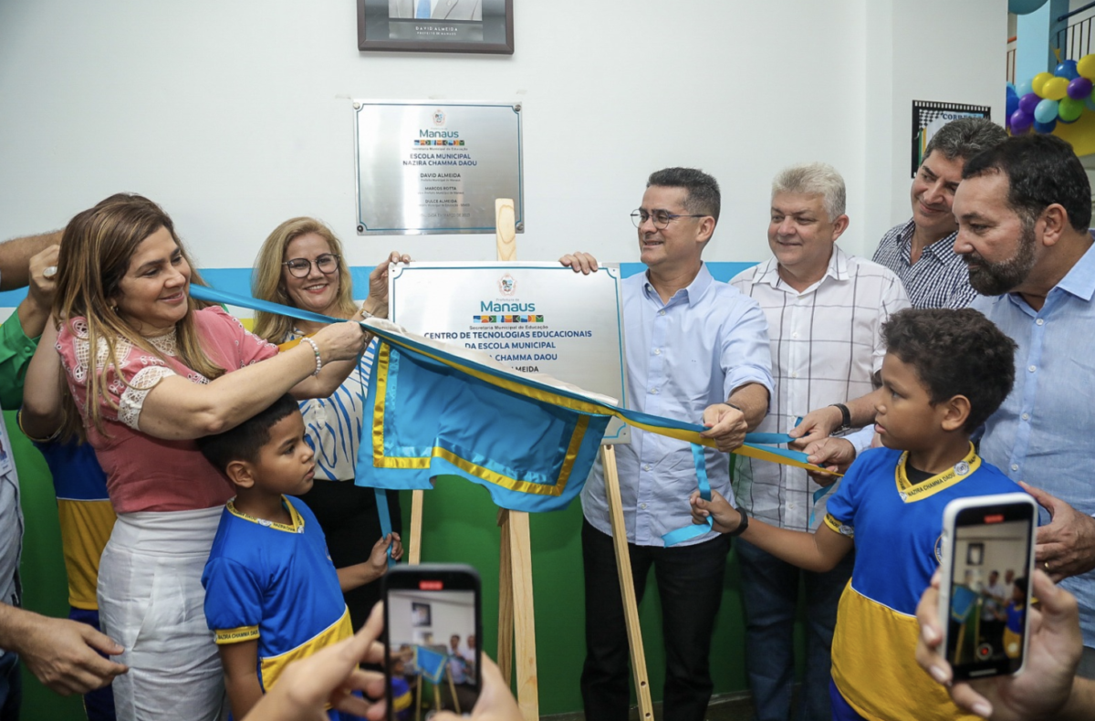 Prefeito David Almeida entrega escola Nazira Chamma Daou totalmente revitalizada para a população do Educandos