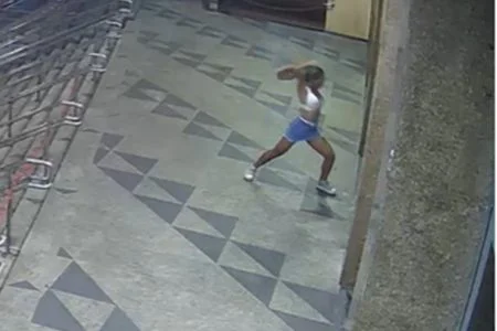 ‘Raiva de Deus’: Travesti é flagrada apedrejando igreja; veja o vídeo