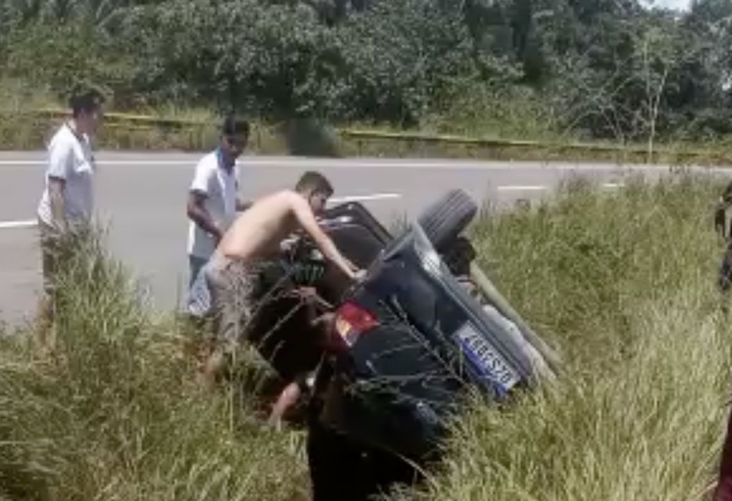 Urgente: motorista embriagado capota carro na estrada de Iranduba, AM; veja vídeos
