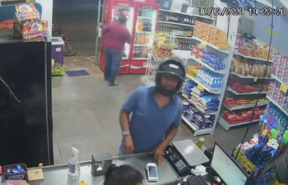 “Ah, tava nem aí”, diz cliente que comprou uma coca-cola durante um assalto em mercadinho; veja vídeo