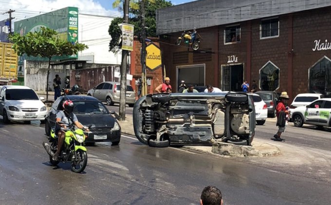 Motorista capota carro após tentar evitar acidente em cruzamento no Santa Etelvina; veja vídeo