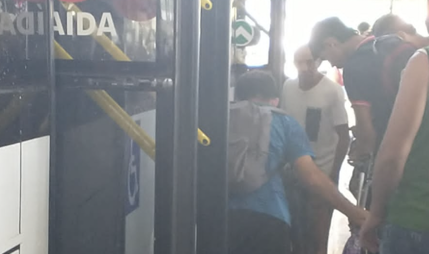 Ônibus da linha 450 bate em um senhor no terminal 3, no bairro Cidade Nova; veja