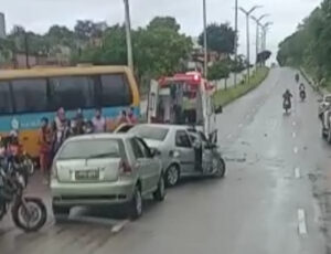Grave acidente: 'Amarelinho' e carro colidem no bairro Cidade de Deus; veja vídeo