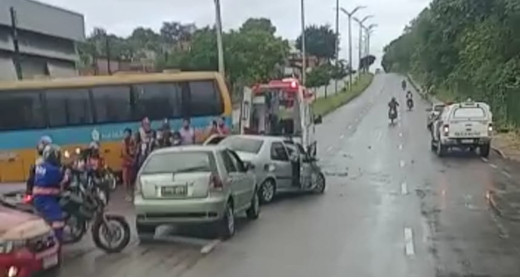 Grave acidente: ‘Amarelinho’ e carro colidem no bairro Cidade de Deus; veja vídeo