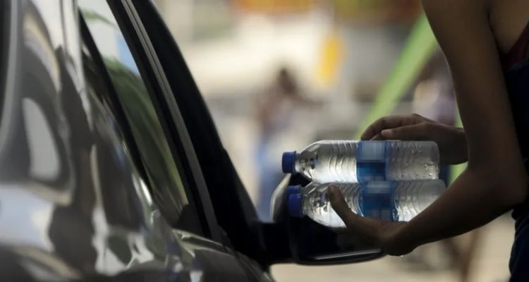 Análise em água mineral vendida nas ruas encontra bactérias de fezes