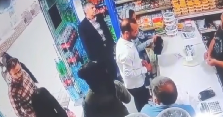 Mulheres sem véu são agredidas e têm prisão decretada no Irã; veja vídeo