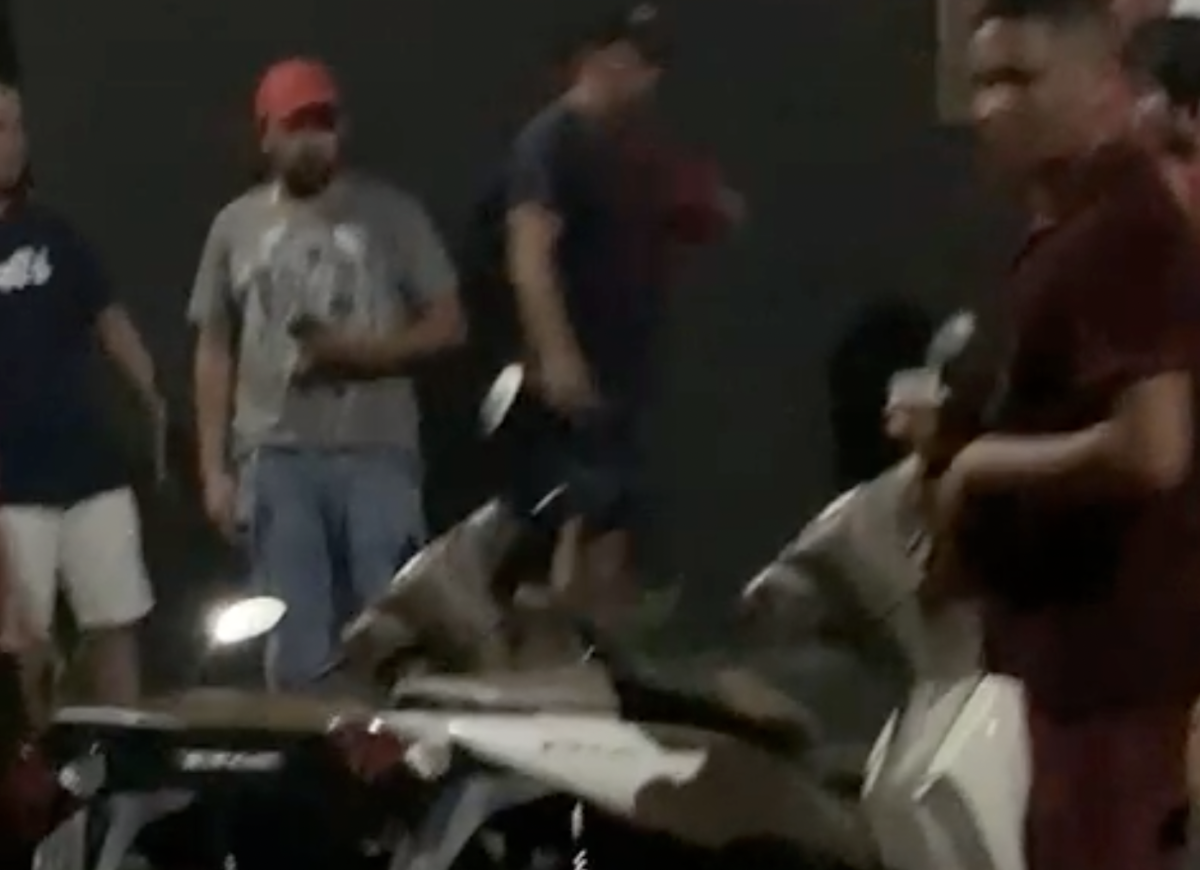 Homem leva facada no abdômen e fica com as trip4s de fora; veja vídeo