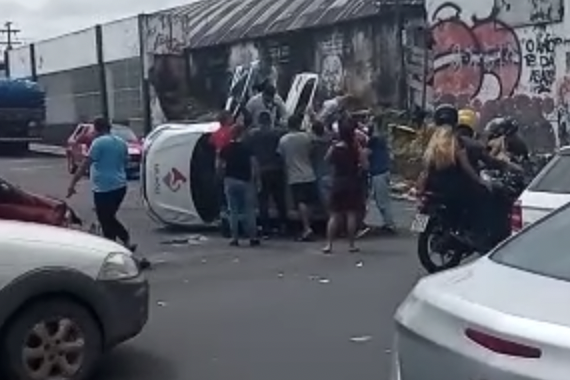 Carro capota na rua Luiz Antony, Centro de Manaus; veja vídeo