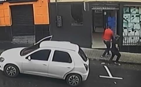 Urgente: vulgo “Biel” é executad0 durante acerto de contas em bar no Centro de Manaus; veja o vídeo