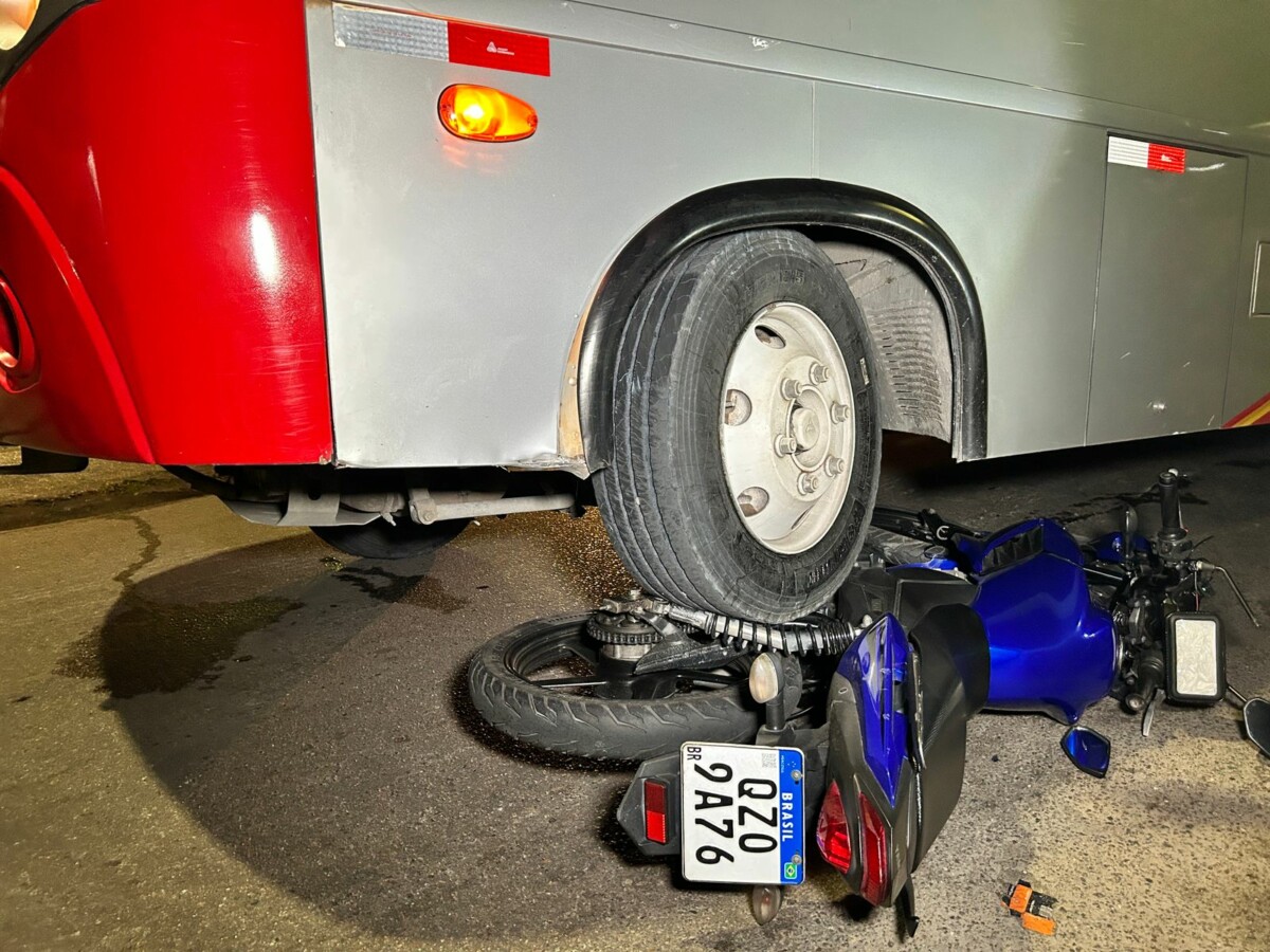 Casal em motocicleta quase é esmagad0 por micro-ônibus no Manôa